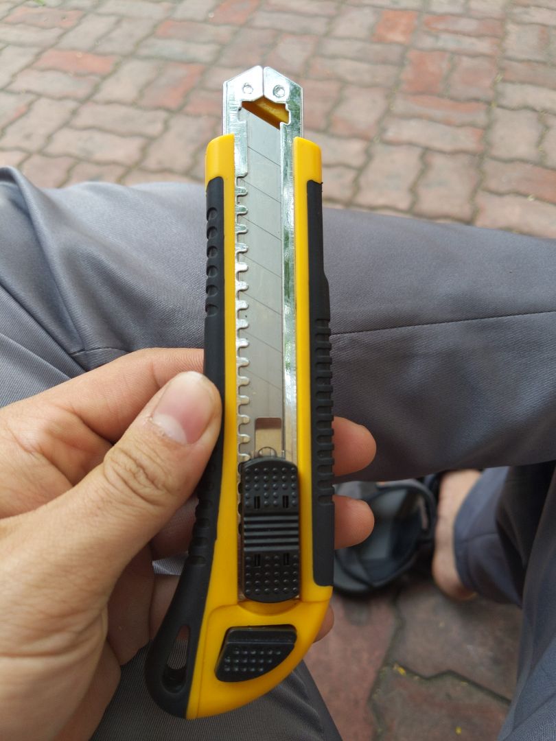 khi nhận hàng thì nghĩ sản phẩm sẽ bọc nguyên seal chứ không phải là con dao lẻ loi được bọc bởi lớp bọc nilon chống va đập. bởi vậy nên dao khi dc khui ra nhìn khá bẩn, bụi bặm nhiều