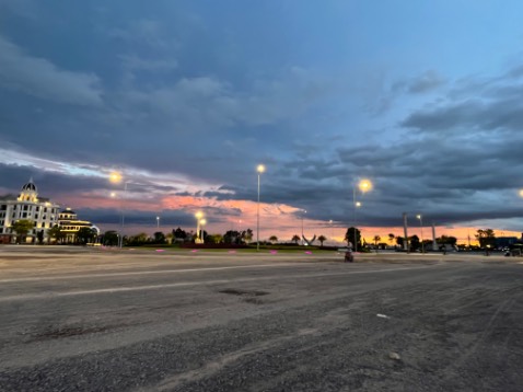 Thiết kế vừa khít cho thẻ ( ATM, CCCD). Ko có nắp che lại chỗ bỏ thẻ vào nên khả năng thấm nước khi bị ướt là có chứ ko chống nước.