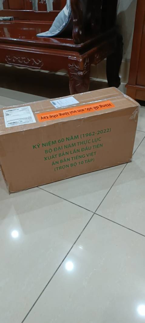 Sách khá hay nha bọc kĩ mà chất liệu đẹp. Cơ mà có mấy chỗ in còn hơi lỗi