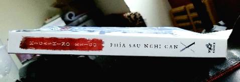 "VIỆC NGHĨ RA MỘT BÀI TOÁN VÔ CÙNG KHÓ VÀ VIỆC GIẢI BÀI TOÁN ĐÓ, VIỆC NÀO KHÓ HƠN?" Khi nhấn chuông cửa nhà nghi can chính của một vụ án mới, điều tra viên Kusanagi không biết rằng anh sắp phải đương đầu với một thiên tài ẩn dật. Kusanagi càng không thể ngờ, chỉ một câu nói vô thưởng vô phạt của anh đã kéo người bạn thân, Manabu Yukawa, một phó giáo sư vật lý tài năng, vào vụ án. Và điều làm sững sờ nhất, đó là vụ án kia chẳng qua cũng chỉ như một bài toán cấp ba đơn giản, tuy nhiên ẩn số X khi được phơi bày ra lại không đem đến hạnh phúc cho bất cứ ai... Với một giọng văn tỉnh táo và dung dị, Higashino Keigo đã đem đến cho độc giả hơn cả một cuốn tiểu thuyết trinh thám. Mô tả tội ác không phải điều hấp dẫn nhất ở đây, mà còn là những giằng xé nội tâm thầm kín, những nhân vật bình dị, và sự quan tâm sâu xa tới con người. Tác phẩm đã đem lại cho Higashino Keigo Giải Naoki lần thứ 134, một giải thưởng văn học lâu đời sánh ngang giải Akutagawa tại Nhật Bản.