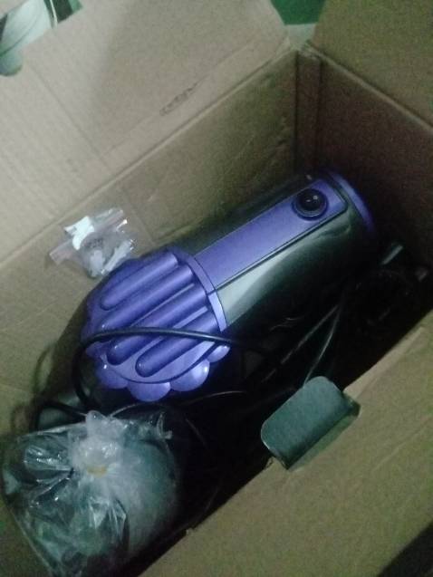 Lực hút mạnh nha, phần máy vài kg nếu cầm tay ko 2,3 phút thì bắt đầu mỏi phải đổi tay còn nếu dạng cây lau nhà thì không sao, xài từ tết giờ vẫn ok có điều cái thùng đựng máy hút bụi hơi chật hút xong nhét vào lại tốn thời gian, dây điện cũng dài, tháo lõi ra cũng dễ dàng, xài 10 phút thì bắt đầu nóng nên nghỉ xíu là xài tiếp thì bền hơn , hếtt r. Nói chung là xài khá hài lòng