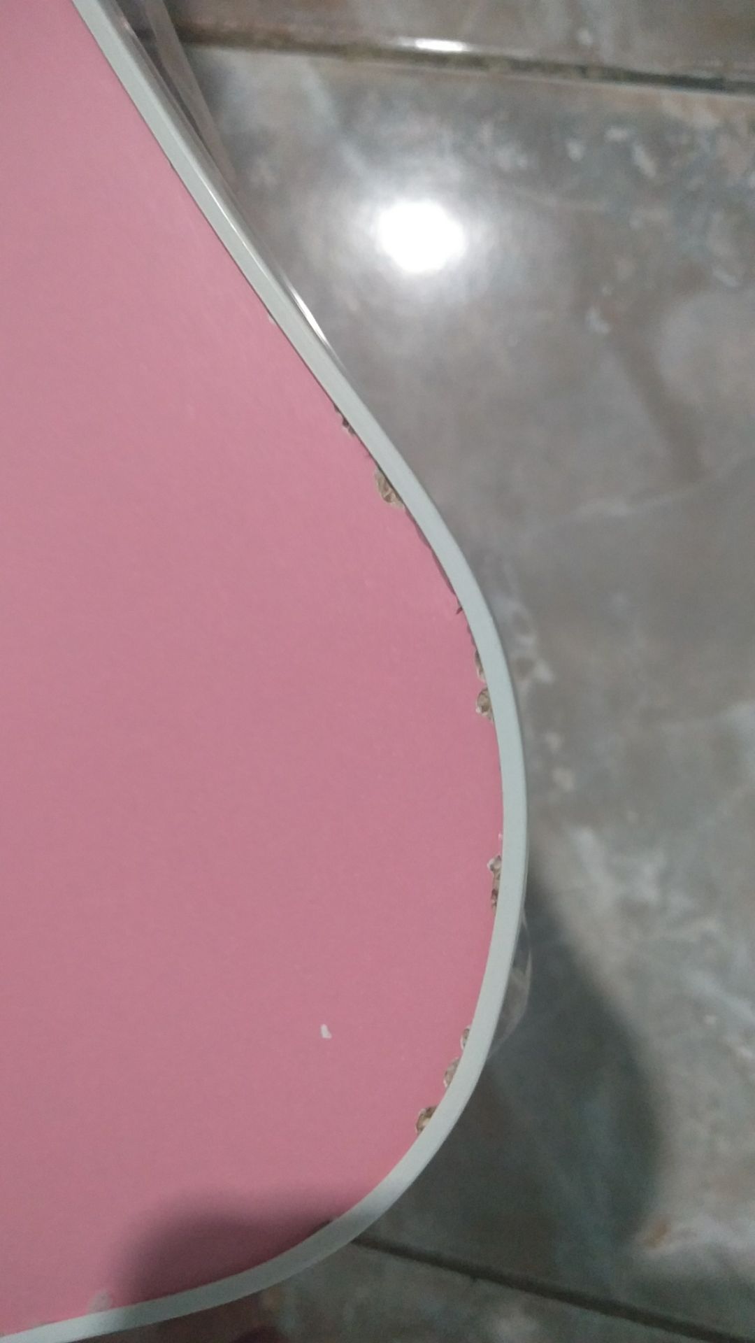 Đóng gói cẩn thận  và giao hàng đúng hạn,  bàn bong tróc như hình và chỗ để iPad rời hẳn ra khỏi bàn, không được dính liền Đóng gói cẩn thận  và giao hàng đúng hạn,  bàn bong tróc như hình và chỗ để iPad rời hẳn ra khỏi bàn, không được dính liền