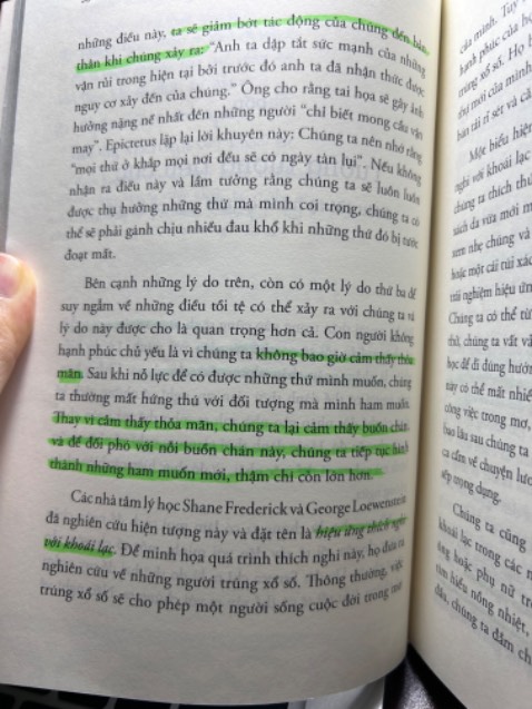 Mình đọc hết cuốn rồi mới lên đây bình luận vì thật sự sách rất hay đối với mình ở thời điểm hiện tại. Đã biết đến cuốn này khá lâu rồi nhưng gần đây mình mới mua đọc. Cách viết của tác giả rất cuốn, dù về triết học nhưng mình k thấy khô khan chút nào mà còn ngược lại rất dễ liên tưởng với cuộc sống của cá nhân mình. Tác giả giúp mình nhìn nhận lại mọi giá trị về cả vật chất lẫn tinh thần mà bản thân vẫn luôn theo đuổi từ trước giờ. Và đúng như tựa đề của cuốn sách, tác giả giúp mình hiểu như thế nào để sống bản lĩnh và bình thản hơn. Một điều rất thú vị là những giá trị, những chiêm nghiệm này đã xuất hiện và tồn tại từ hàng ngàn năm rồi nhưng đến bây giờ nó vẫn đúng ở xã hội hiện tại.
