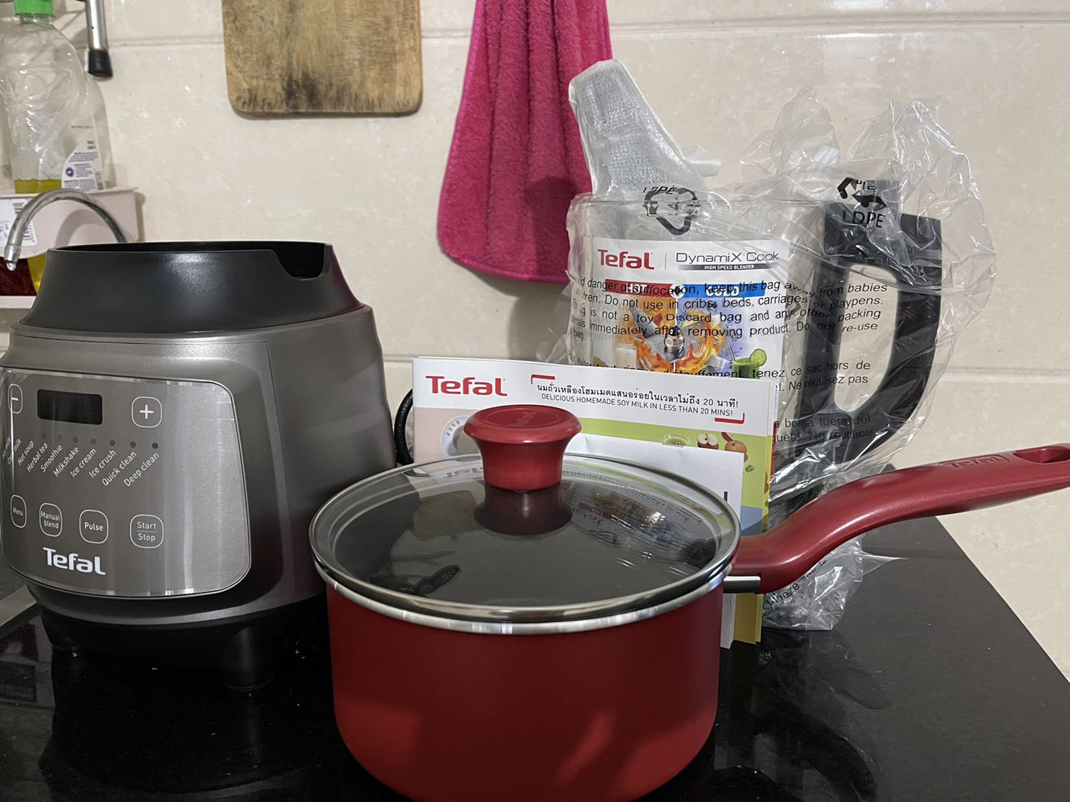 Sản phẩm của Tefal luôn làm tôi hài lòng 
Tiki giao hàng siêu nhanh, hàng hoá bọc cẩn thận,luôn là số 1 ạ 
Dễ dàng sử dụng , thành phầm khỏi bàn luôn
Đặc biệt máy có chức năng tự vệ sinh nên k cần lo tháp lắp cọ rửa , ưng nhất chức năng này nên chăm dùng hơn hẳn so với loại cũ trước nhà tôi dùng