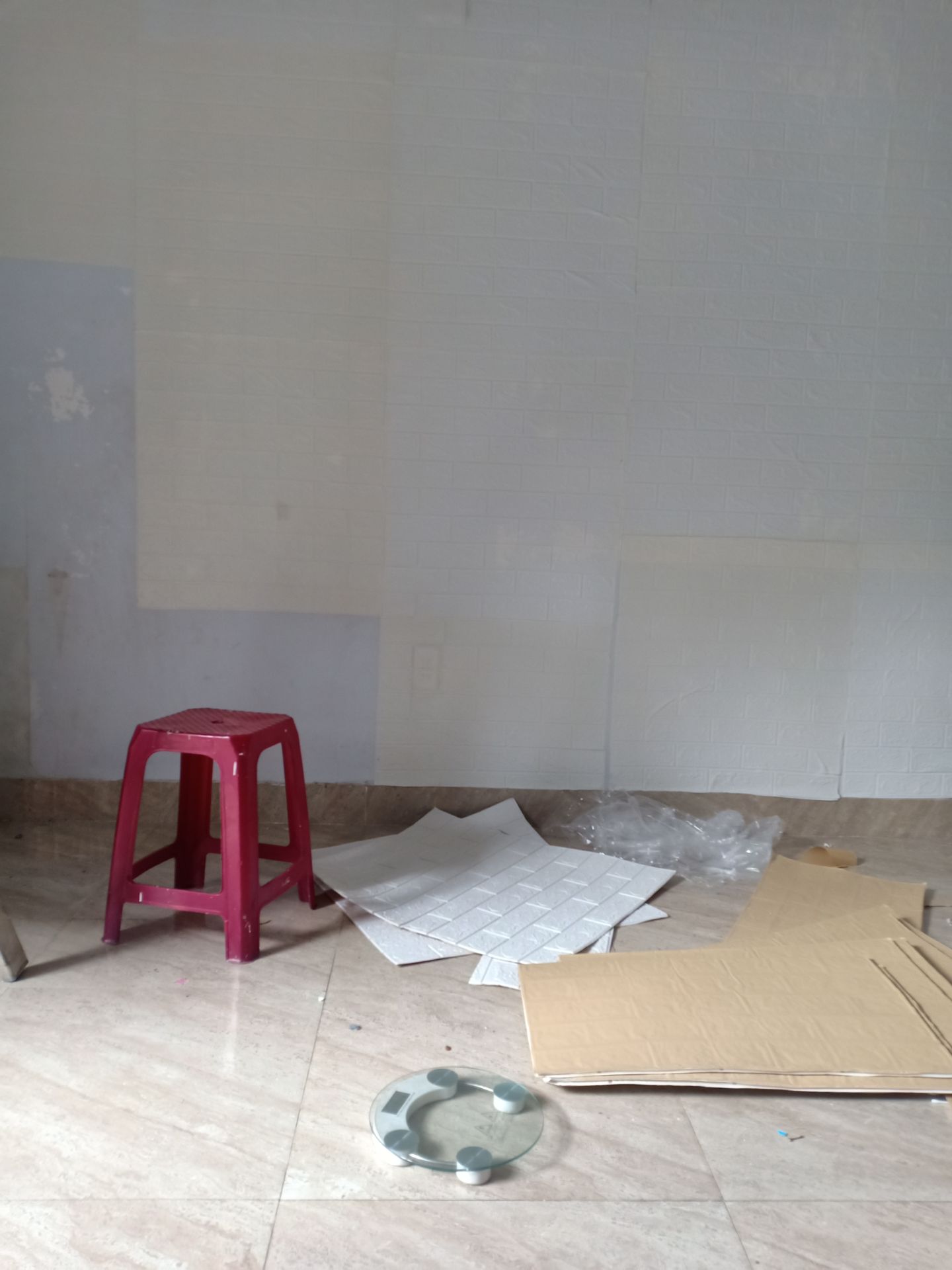 bán hàng ko có tâm.shop bán đuoc hàng còn khách hàng thì dỡ khóc dỡ cười vậy thì biet làm sao đây(đây là do điện thoại chụp hơi mờ chứ mình ngoài còn chênh lệch hơn nhiều).tốn cả buổi sáng cuối cùng nhìn lại mỗi tấm một màu dù rõ ràng đã đặt 40 tấm một màu và cùng một đơn hàng.chưa kể hàng giống như tồn kho lâu năm nên keo dính ra giấy rất nhiều.
đã từng mua rất nhiều xốp loại này nhưng chưa bao giờ thất vọng như của shop này.
nếu shop thấy được công sức của mình khi dán có lẽ shop sẽ suy nghĩ lại khi bán hàng này cho mình.