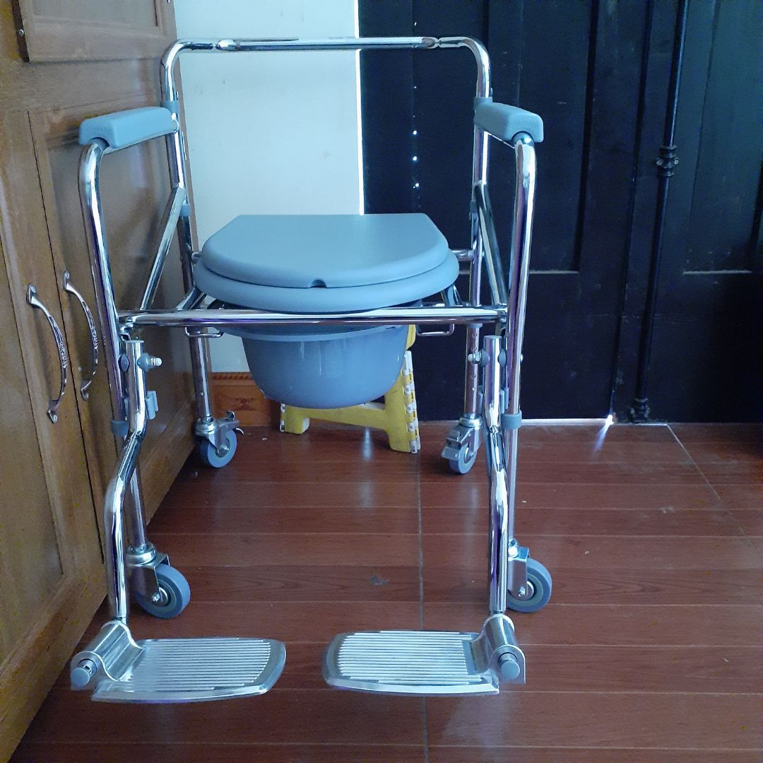 ghế chắc chắn.nhược điểm 2 bánh trước không có khóa bánh.