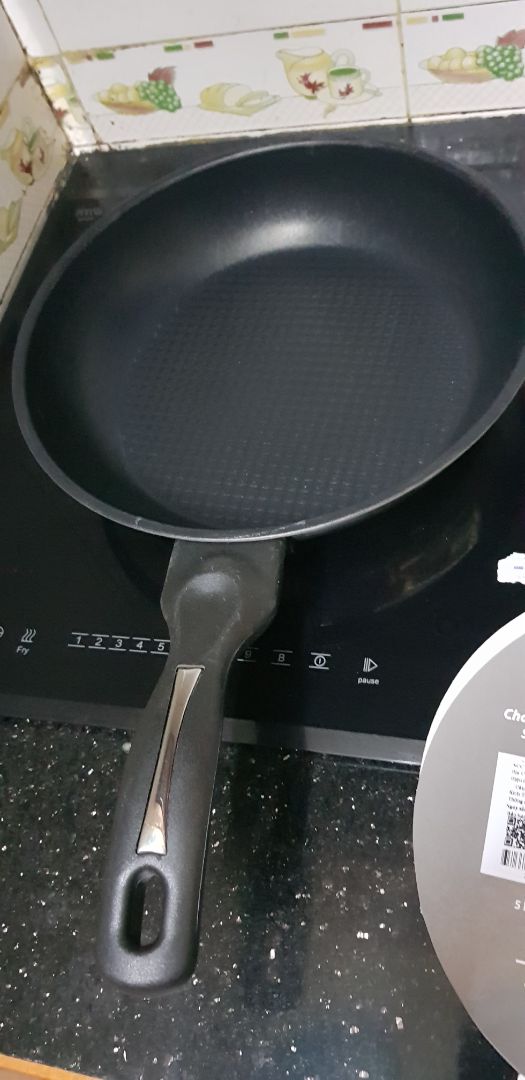 Đã nhận được hàng. chảo đẹp dày dặn chắc chắn. Tuy nhiên chỗ cài tấm bìa giới thiệu sản phẩm có hơi bị xước lớp chống dính. Mong shop lưu ý ở những sản phẩm khác. Đóng gói cẩn thận chắc chắn. Sẽ ủng hộ shop nếu có nhu cầu!