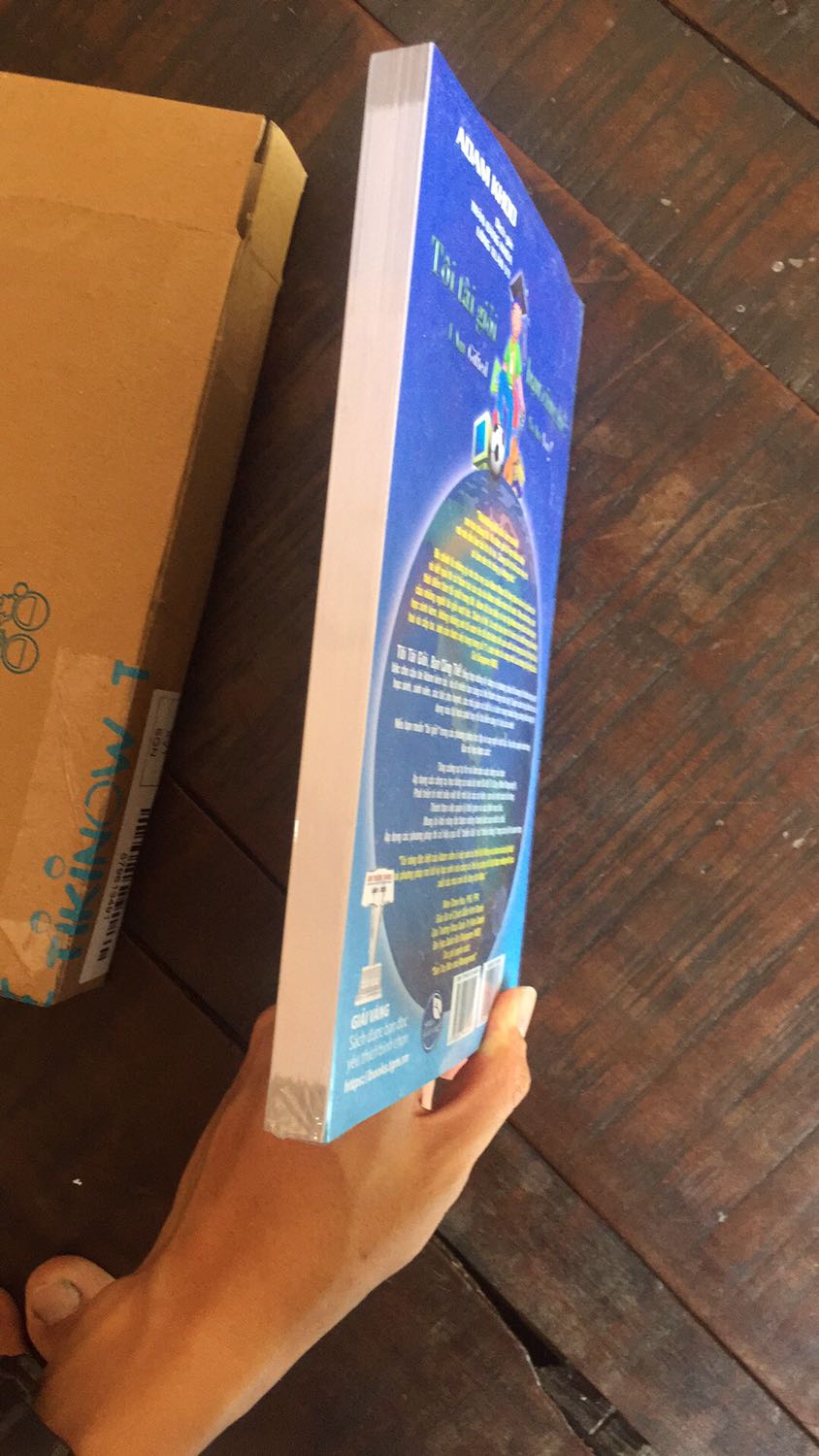 Sách giao cực kỳ nhanh. Mới đặt ngày hôm qua thì sáng nay đã có hàng. Cực kỳ hài lòng. Anh giao hàng thân thiện. Giao luôn cả ngày chủ nhật :v ND sách thì cực kỳ hay. Sẽ ủng hộ tiki dài dài. Sách gói bao đẹp kỹ càng còn nguyên bao bên trong... very good