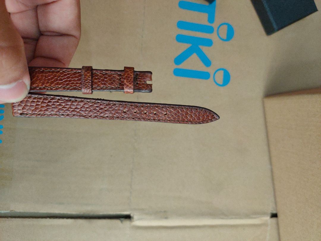 Dây đồng hồ đẹp... Tuy chỉ là dây đồng hồ nhưng shop có hộp và bảo hành 1 năm rất ok