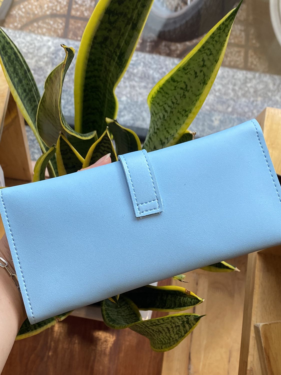 Sản phẩm đẹp , giao hàng nhanh , nhiều ngăn để đồ rất tiện dụng ? đã mua bên shop rất nhiều và lần nào cũng ưng cả ❤️ chúc shop buôn may bán đắt ❤️❤️