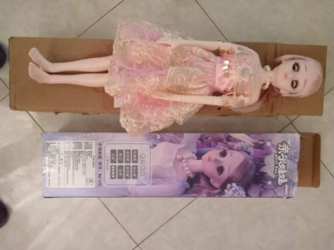 Không giống như hình quảng cáo, tóc với váy nhìn thô