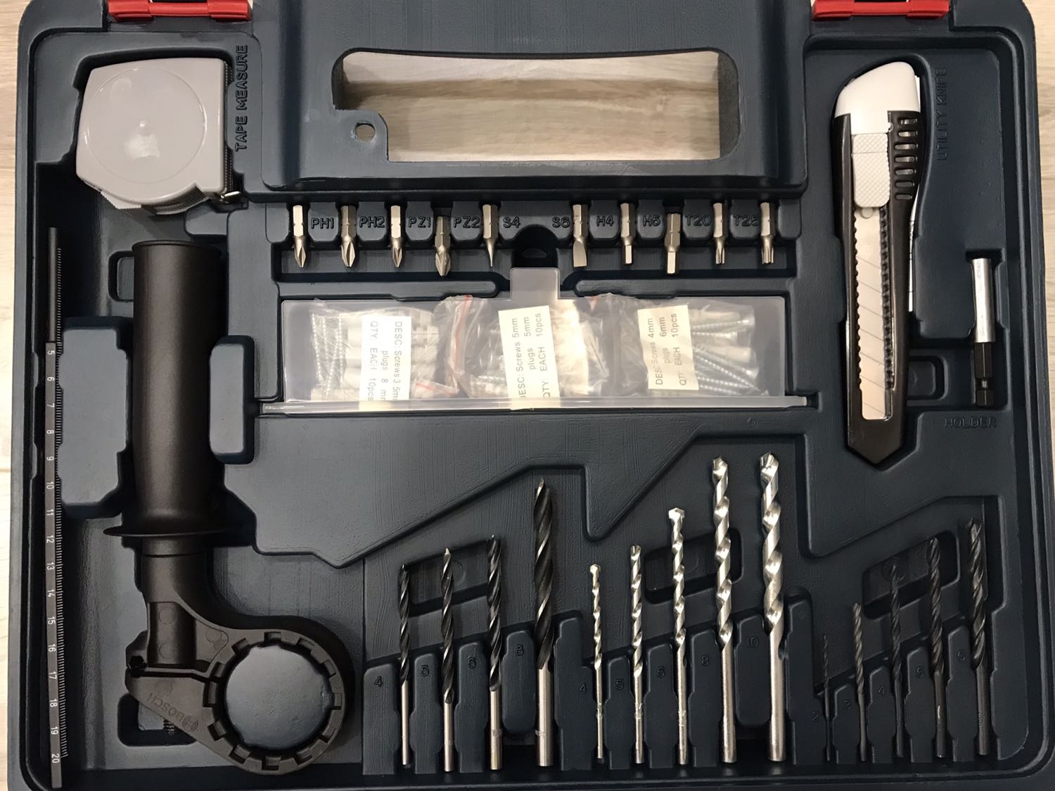 1) Tikinow: giao hàng nhanh, nhân viên thân thiện.
2) Tổng quan: đóng gói cẩn thận, chất lượng nhựa tốt, cảm quan sản phẩm tốt. Độ bền chưa đánh giá được do chưa dùng nhiều.
3) Máy khoan Bosch GSB 13RE: cầm đầm tay, không quá nặng. Máy chạy êm.
4) Bộ phụ kiện: đầy đủ, phù hợp nhu cầu cá nhân.
5) Giá tiền: mua lúc khuyến mãi (1550k), tương xứng với chất lượng.