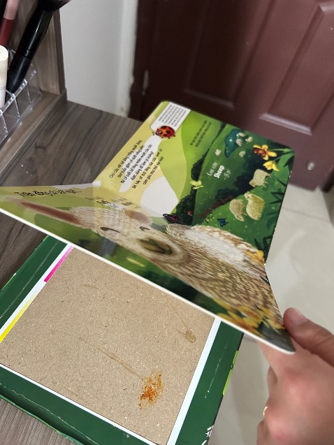 Sách đóng gói kĩ càng, giao hàng nhanh.
Trẻ phải hơn 1 tuổi mới theo nội dubg sách được.

Sách lưu kho lâu hay gì mà mới 2 ngày bìa đã bong keo ra.
Chỗ lông sờ chạm thì rụng k an toàn cho bé.