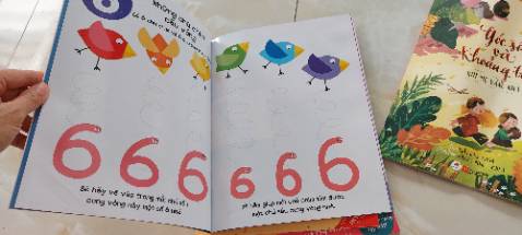 Sách phù hợp với các bé tập làm quen bút và vẽ theo nét, sách không giao kèm bút như sách có đề lqf tặng kèm nên mình sẽ trừ 2 sao vì mua sách nhưng không có bút để tập cho bé!