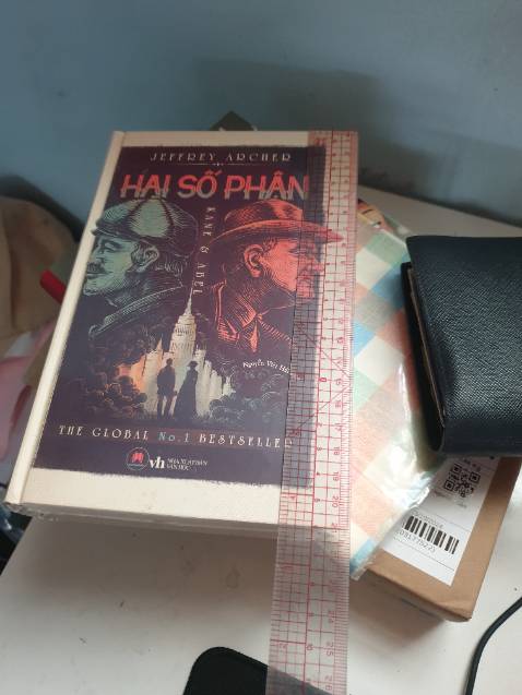 Giao hàng nhanh, mình đặt 23h30 22/10 -> 10h 23/10 nhận hàng (freeship nữa nha).
Đóng gói cẩn thận, sách mới, bìa cứng, vừa bỏ balo.
Nhân viên Diệp Chi Phong thân thiện, vui vẻ với khách.
Giá trọn gói 177k.
Sẽ ủng hộ Tiki tiếp 😇