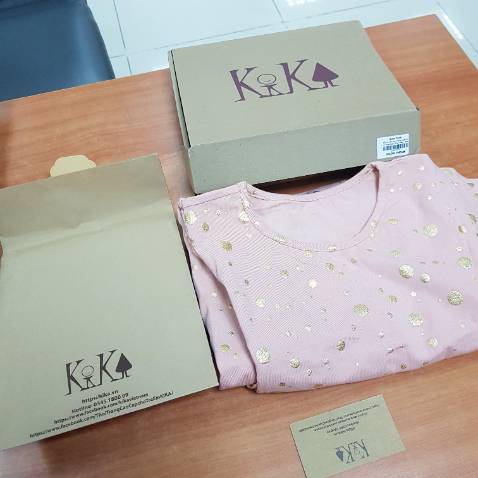 Đầm đẹp nhá, lần đầu mình mua, chiếc áo sale có 69k thôi, nhưng được gói rất lịch sự, rất phù hợp mua để làm quà tặng các bé nhân dịp lễ, Tết, sinh nhật.. khỏi phải tốn công gói quà. Sẽ quay lại mua nữa.