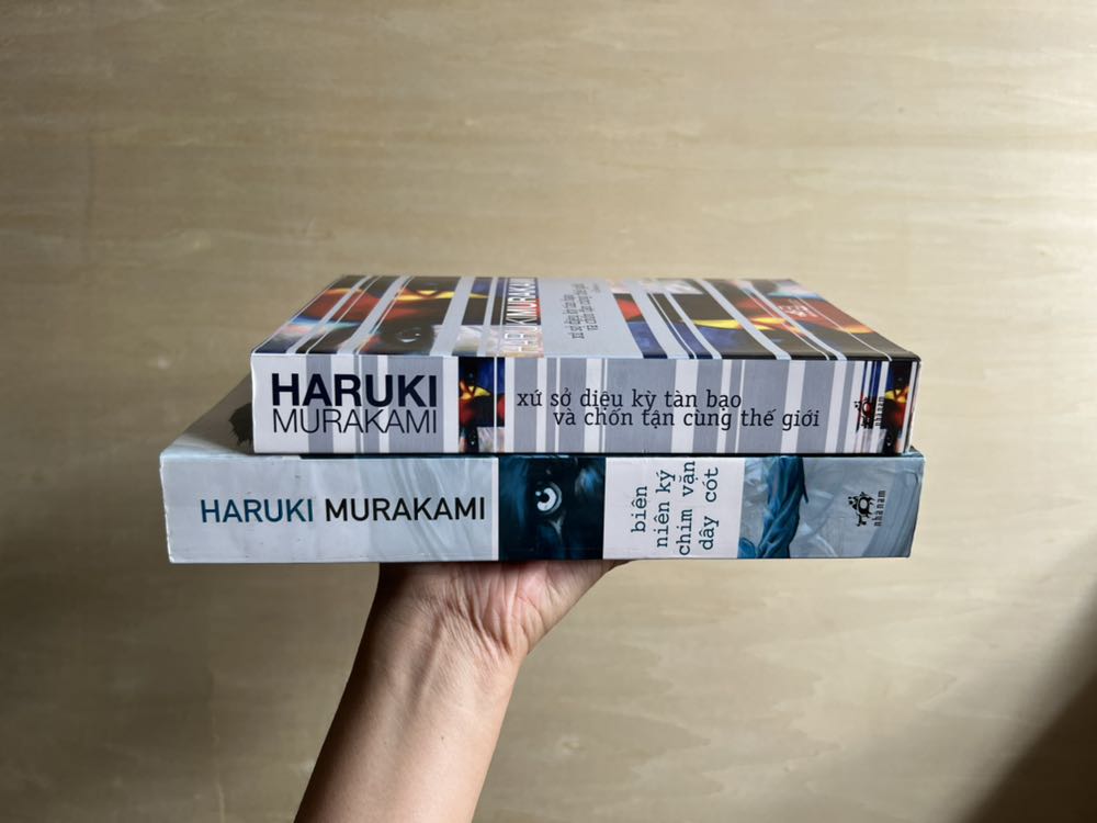 Nói về Haruki thực tâm mình chẳng muốn nói gì hơn ngoài 2 từ Nghệ Thuật. Sự thành công của một tác phẩm không phải được mua nhiều bao nhiêu hay tái bản bao nhiêu lần mà là quyển sách được đọc đi đọc lại bao nhiêu lần.

Và ông ấy đã làm được, ít nhất là đối với mình. Để phân tích một tác phẩm mang chiều sâu của Haruki hay những tác phẩm nghệ thuật mang yếu tố trừu tượng thì đọc là một sự xúc phạm và không cần thiết.

Và mình tin ở những tác phẩm sau sau sau sau nữa của Haruki có viết đi viết lại sáng tác đi sáng tác lại vẫn sẽ giữ mãi cái chất cái hồn như vậy đối với độc giả yêu thích tác phẩm của ông, trân trọng nó như một bức tranh nghệ thuật.