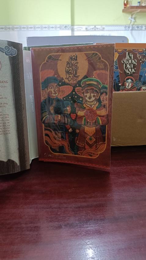 Nhận sách rất chỉn chu và đẹpppppp luôn, bìa nhám bóng hiệu ứng tốt cầm lên thấy mua rất đáng. Ủng hộ sách real, là cách ủg hộ tác giả tốt nhất nha mn ơi