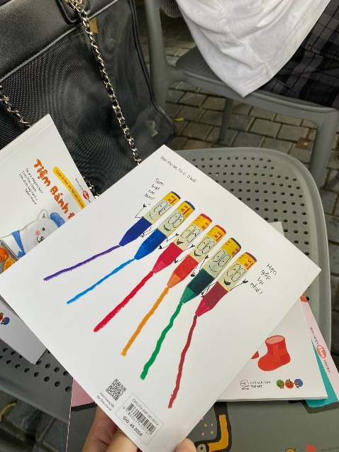 sách chính hãng giấy mới an toàn ko bị đau tay con và thấy con hào hứng