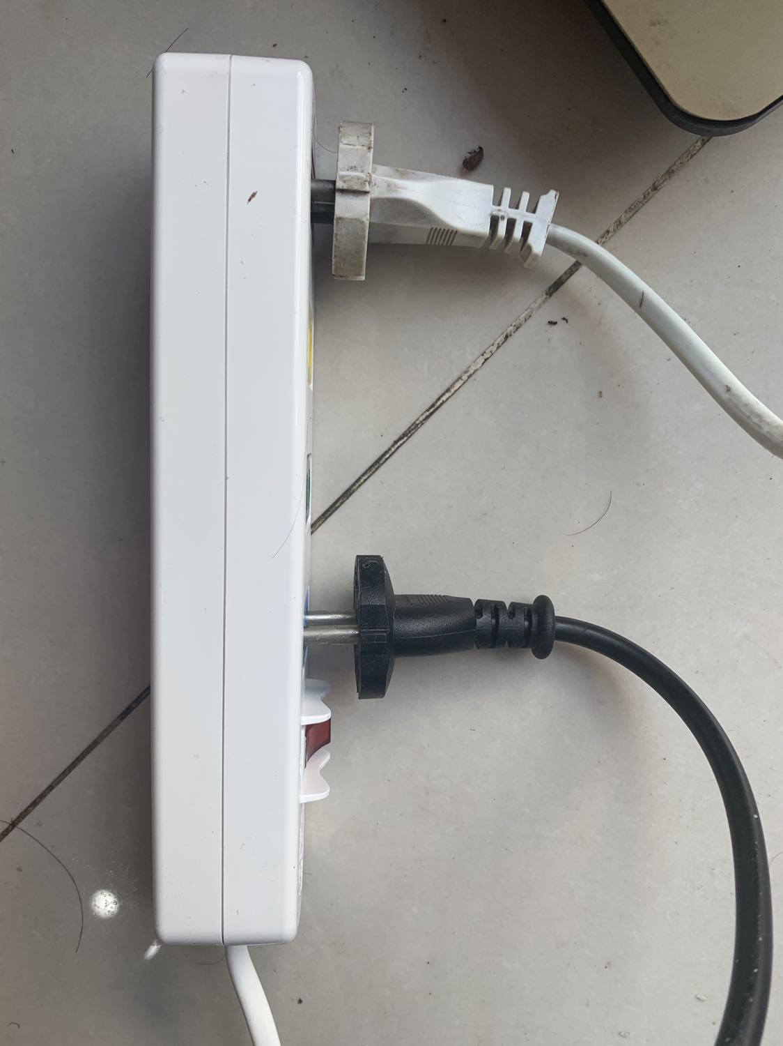 Ổ cắm rất nhỏ. K vừa cái nào ở nhà hết