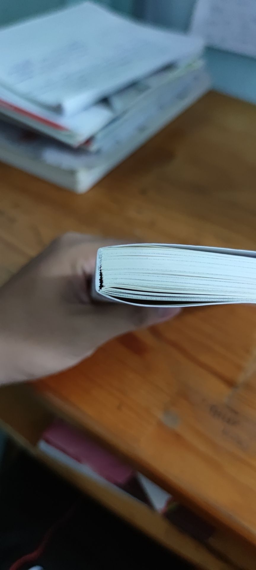 ở ngoài thì ko sao nhưng bên trong nó đã bị bong keo hết rồi ạ, em là fan cứng chỉ mua sách ở tiki đó giờ không bị sao hết mà lần này bị vấn đề này ạ, em mong shop hỗ trợ giúp em và em sẽ xoá bình luận, rất thất vọng vì bêd ngoài rất đẹp mà bên trong rách rồi