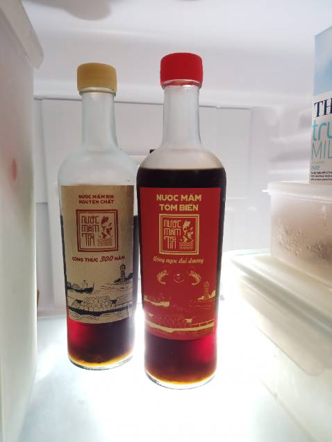 Nước mắm thơm ngon, không bị ủng. Vì ăn nhiều năm mới hết 1 lọ nước mắm nên tôi phải để trong tủ lạnh. Có bị lắng muối nhưng hi vọng vẫn để được lâu Nước mắm thơm ngon, không bị ủng. Vì ăn nhiều năm mới hết 1 lọ nước mắm nên tôi phải để trong tủ lạnh. Có bị lắng muối nhưng hi vọng vẫn để được lâu