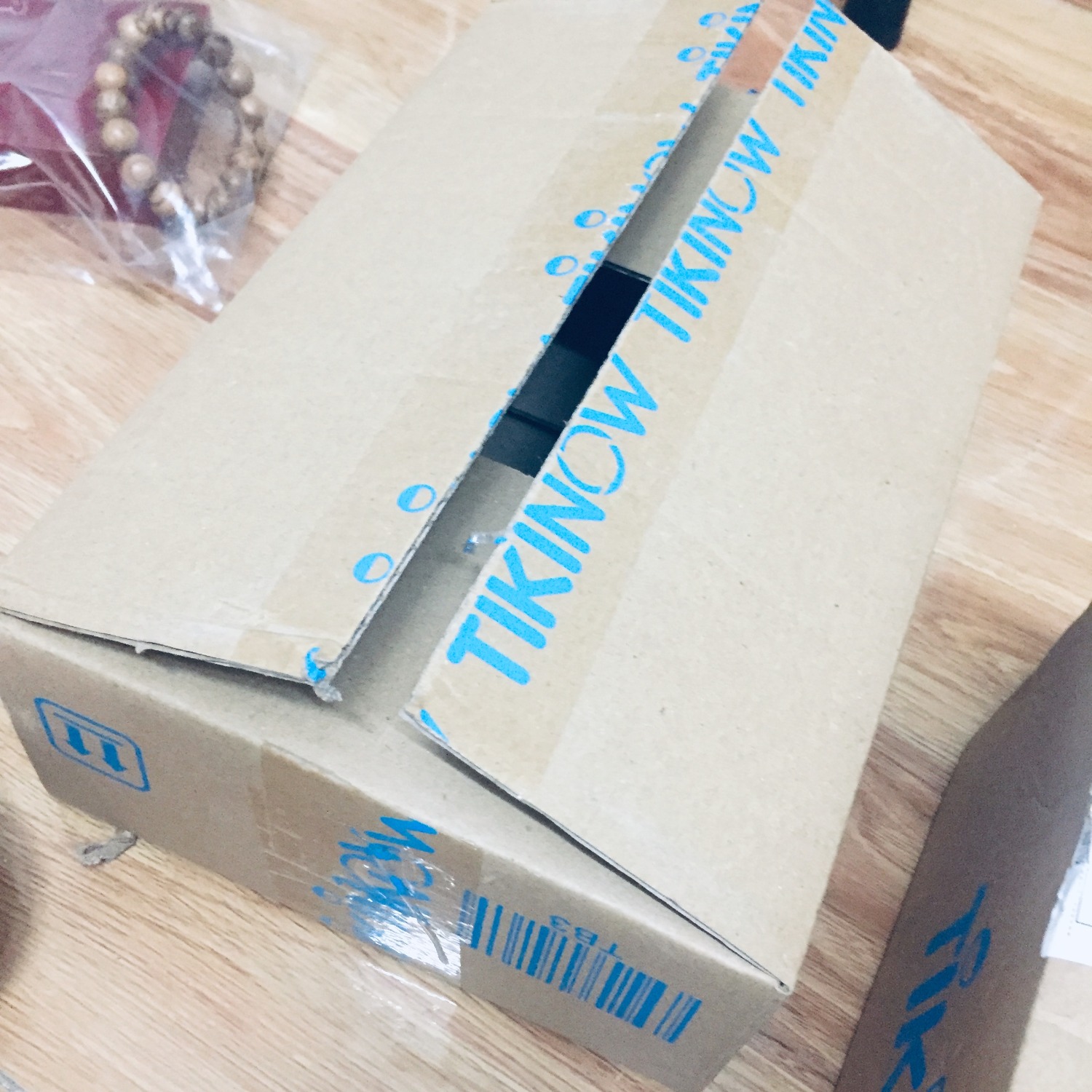 Hàng ý hình
rất sáng
tặng đứa cháu mà mẹ nó cứ tưởng hàng thiệt, bó tay
Phải công nhận Tiki và shop này gói kĩ thiệt:
- Lớp hộp ngoài
- Túi Nhung
- Bọc giấy bóng kiếng
- Hộp hơi bự

Hàng này tặng là rất sang nhưng phải nói là hàng mạ 18K, ko nhiều người tưởng hàng thiệt ... thì căng


hàng giao rất nhanh, anh giao hàng de6x thương, mình bận họp kêu chờ 15' mà anh cũng chờ mà khi giao ko nặng nhẹ miếng nào, thích Tiki vụ này