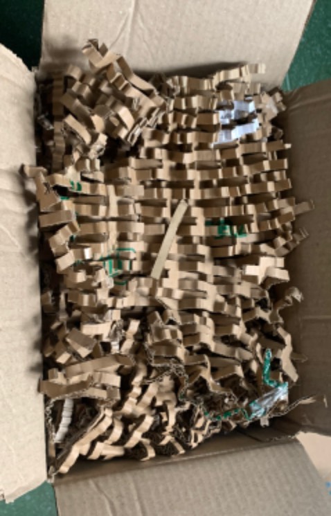 Tiki xác nhận và chuyển hàng siêu nhanh, đóng gói kĩ-bọc mút cẩn thận nên nhận hàng không có vết cấn móp nào. 
Sách bìa cứng, dày. Mình mua đợt giảm không nhiều nhưng nhận sách vẫn thấy đáng tiền.