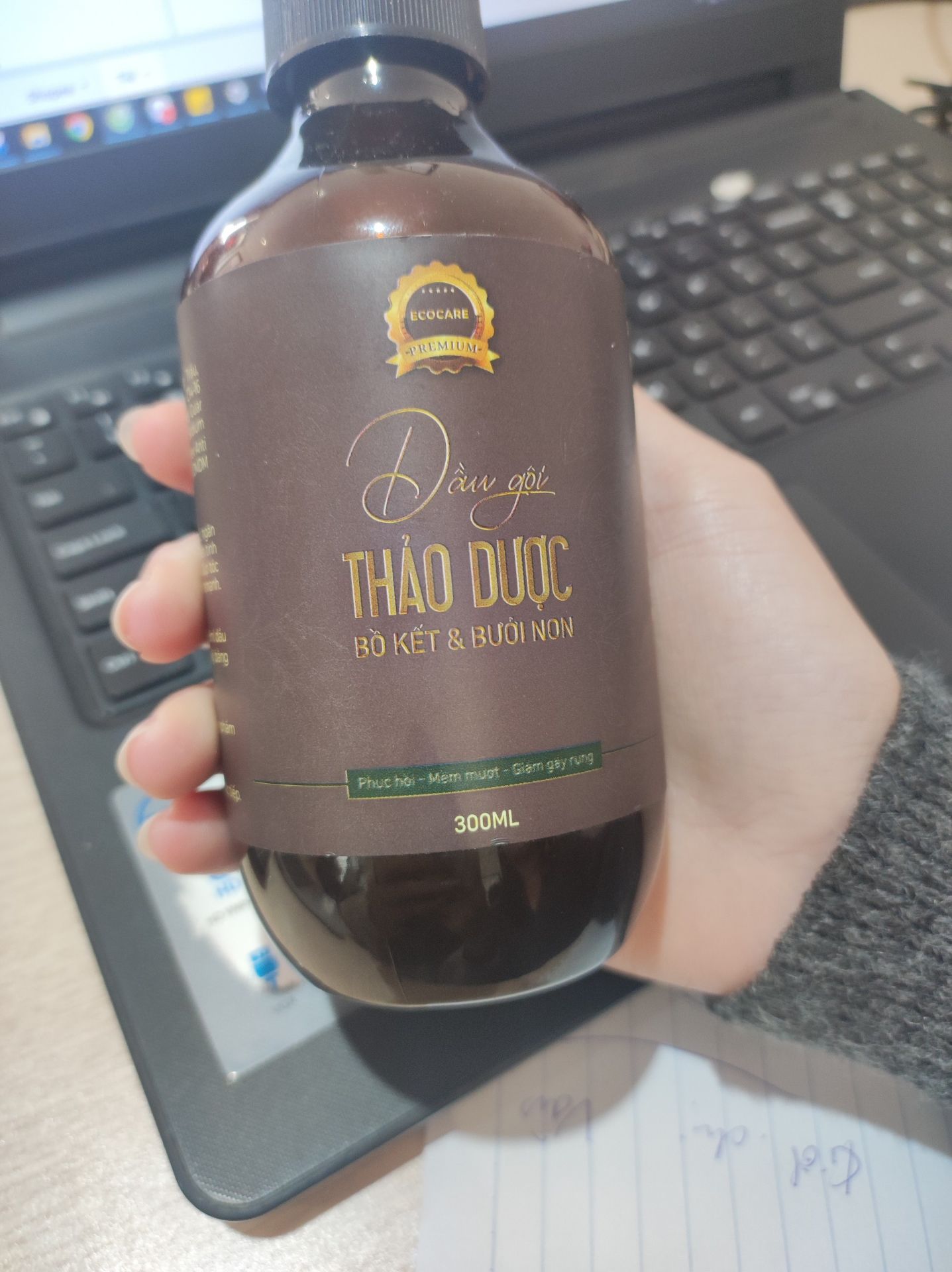 sản phẩm dùng tốt lắm mọi người  ơi,mùi thơm dễ chịu,mua về dùng người yêu khen quá trời à ,shop tư vấn nhiệt tình nữa. Giá cao hơn chút so với bản thường nhưng trong thành phần có sự khác biệt nên thấy giá hợp lý. Sẽ  review tiếp sau khi sử dụng