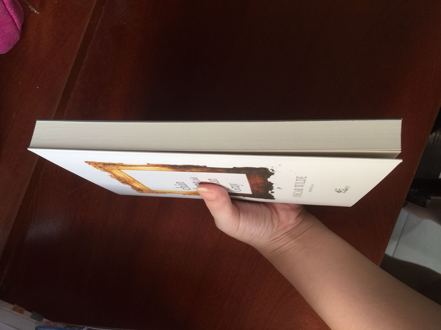 Sách giao nhanh, được đóng gói rất cẩn thận, có bọc bảo vệ, gáy sách ko bị gãy, trang sách ko bị ố vàng dù là sách đang được sale lớn :)))) Mình luôn thích các sách do Nhã Nam xuất bản và cũng rất hài lòng khi Nhã Nam luôn đặt chất lượng lên hàng đầu, sách giá sale nhưng chất lượng thì luôn đỉnh nhất! Sẽ tiếp tục ủng hộ!