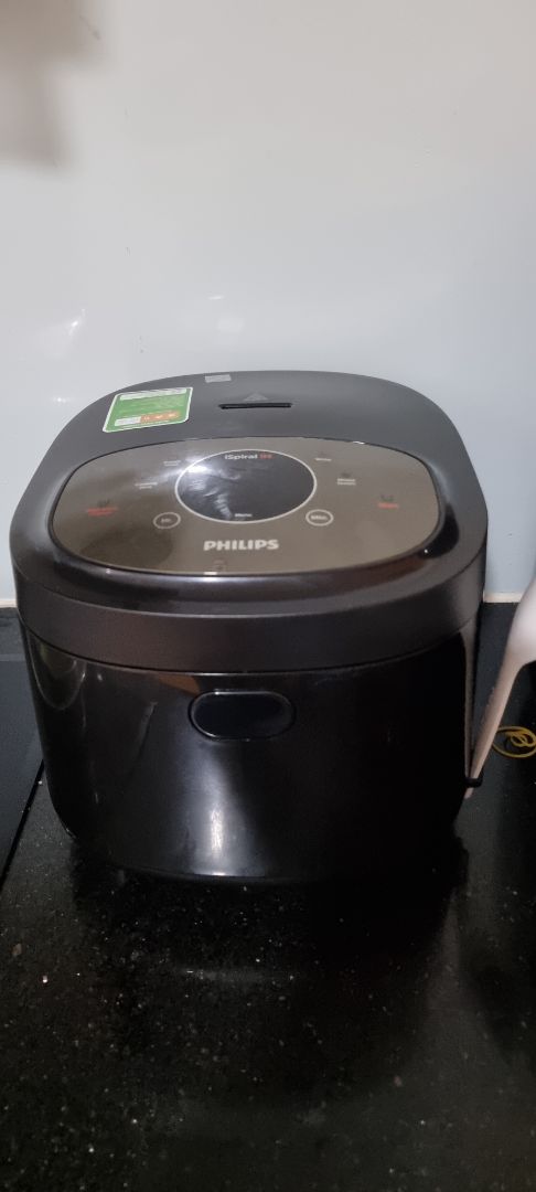 Sp đúng mô tả, nhìn sang trọng. Nồi không có quai xách và không có chỗ chứa nước dư khi mở nồi. Nút mở/đóng nắp nồi ở hông mặt trc nên hơi khó nhấn so với các thiết kế nồi cơm có nút nhấn mở nắp ngay phía trên mặt nồi. Chưa nấu thử nên chưa biết chất lượng ntn, cơm  ngon hay không. Một vài cảm nhận về sp để cả nhà ai cần thì tham khảo nhé!