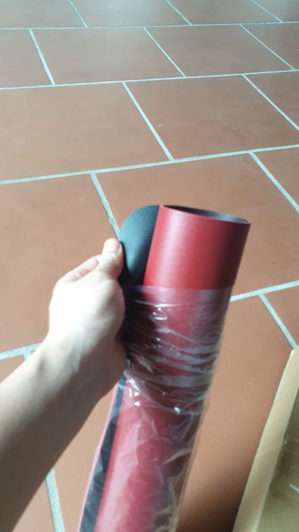 giao nhầm cho mình rồi, mình mua đỏ vàng, giao đỏ đen. giá 2 cái khác nhau mà