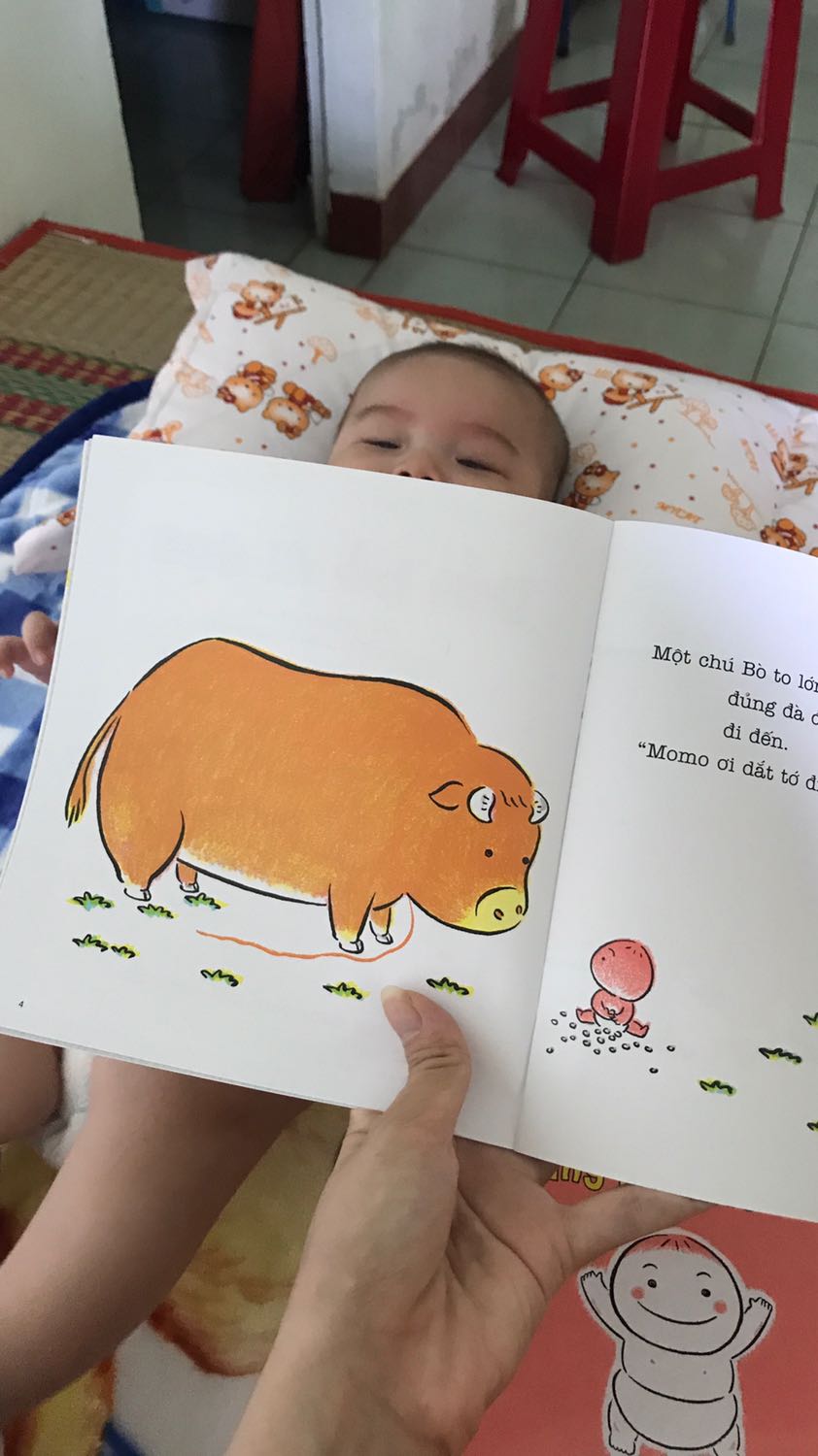 Sách rất dễ thương, bé nhà mình rất thích. Hình ảnh đơn giản, màu đơn sắc thích hợp cho các bé vừa nhận biết màu sắc vừa nhận biết nhân vật, sự vật, hành động.