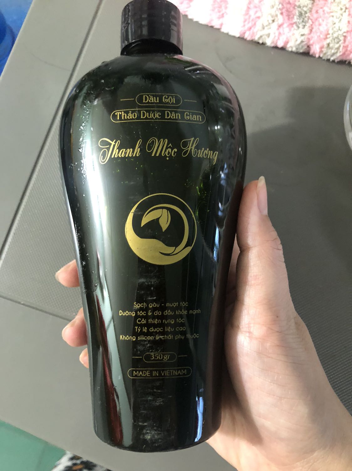 Mình mới mở thì thì chai bị trầy xước nhìn gê..xà phòng bị đổ ra ngoài..