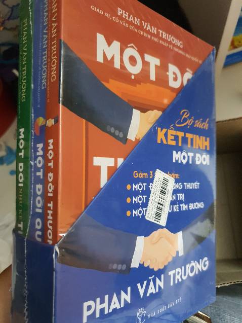 Ba cuốn sách em đã đọc online  lại 2 lần. Lần này em quyết định mua để có thể trao cho nhiều người cùng đọc và tư duy