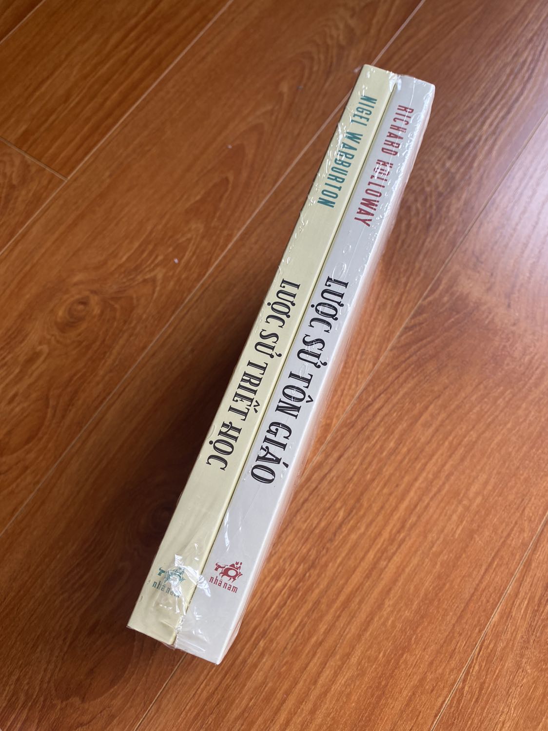 Sách bọc cẩn thận, ship nhanh hơn dự kiến 1 ngày. Ship từ Đà Nẵng ra Hà Nội mà vẫn nguyên vẹn không trầy xước gì ☺️☺️