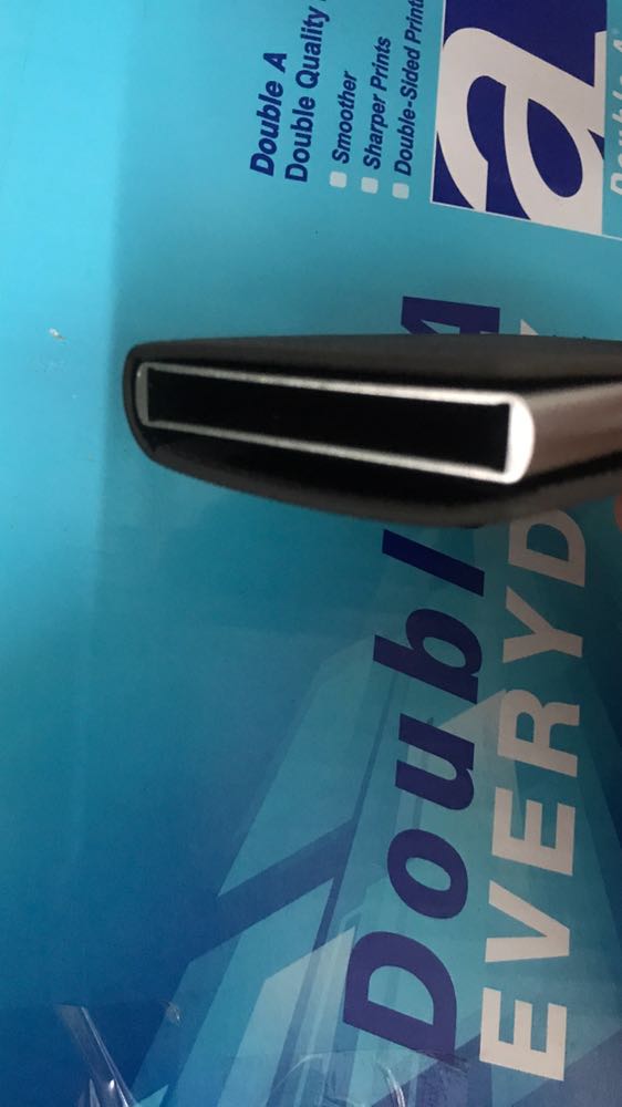 Ví nhỏ gọn đẹp. Vỏ da cực chất, hộp nhôm đựng thẻ cứng cáp và chắc chắn, vừa khít với thẻ nên mình thấy nó khá là nhỏ gọn. Thẻ đựng được nhiều vô đối luôn. Mình không đủ thẻ để kiểm tra nhưng chắc là 9-10 cái nhé được nếu là loại không có chữ dập nổi. Vỏ da cũng để được tiền và giấy tờ nữa. Sản phẩm tốt, em cảm ơn shop ạ.