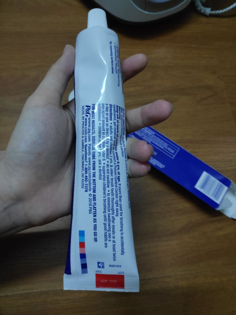 Vỏ hộp móp méo, hơi cũ, chữ in trên vỏ nhìn bị nhòe, hơi dại dại (mình chụp hình gần vỏ để mn thấy rõ nhất là chữ 3D White bị lem màu xanh). Mã trên sản phẩm là 91612836 nhưng trên vỏ là 90838297. Màu sắc kem thì như trên ảnh. Không rõ là hàng giả hay không. Hôm nay là 10/06/2019, hsd trên bao bì là 01/2020.