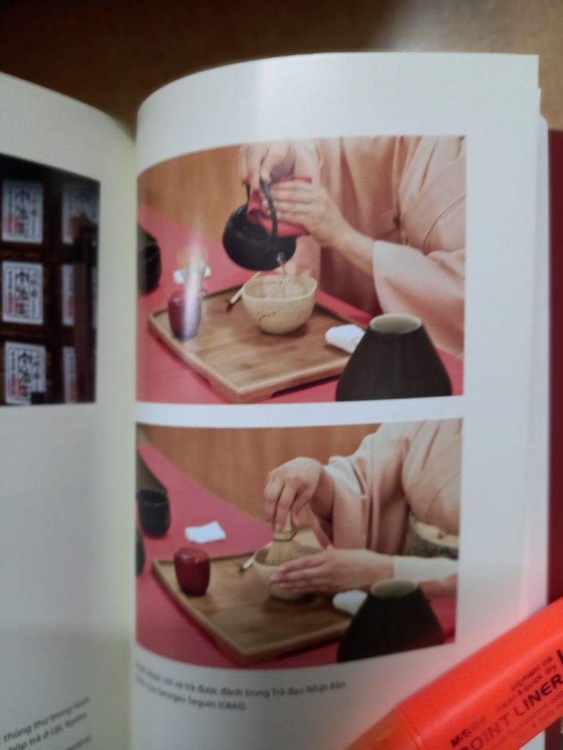 Tiki giao hàng nhanh. Sách còn mới nguyên, rất đẹp lại có nhiều ảnh màu minh họa. Cuốn này là sự bổ sung tuyệt vời cho 2 cuốn đã xuất bản trước đây : Trà kinh của Lục Vũ và Trà kinh của Vũ Thế Ngọc. Rất bổ ích cho những ai yêu thích và tìm hiểu thứ đồ uống độc đáo này. Sách đẹp mà giá thì rất cạnh tranh. Cảm ơn sự phục vụ của Tiki và nhà sách. Tiki giao hàng nhanh. Sách còn mới nguyên, rất đẹp lại có nhiều ảnh màu minh họa. Cuốn này là sự bổ sung tuyệt vời cho 2 cuốn đã xuất bản trước đây : Trà kinh của Lục Vũ và Trà kinh của Vũ Thế Ngọc. Rất bổ ích cho những ai yêu thích và tìm hiểu thứ đồ uống độc đáo này. Sách đẹp mà giá thì rất cạnh tranh. Cảm ơn sự phục vụ của Tiki và nhà sách.
