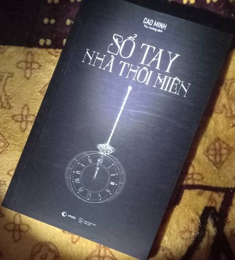 Sách giao nhanh, đóng gói cẩn thận. Đánh giá 5 sao cho shop. Còn nội dung sách khá khó hiểu, không có mục lục, không có giới thiệu về sách, những mẩu chuyện là những đoạn hội thoại không đầu, không cuối, không rõ tác giả muốn truyền tải điều gì. Đọc đến cuối sách mới biết sách có 2 tập, mà đọc tập 1 chẳng hiểu gì chắc tập 2 cũng không khá hơn.