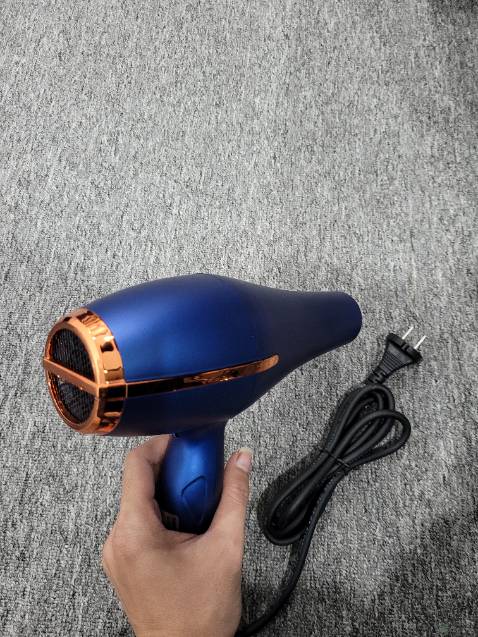 Độ bền cần dùng một thời gian mới đánh giá được. Cảm quan ban đầu thì màu sắc, hoàn thiện đẹp. Máy sấy thổi gió mạnh, khá OK.