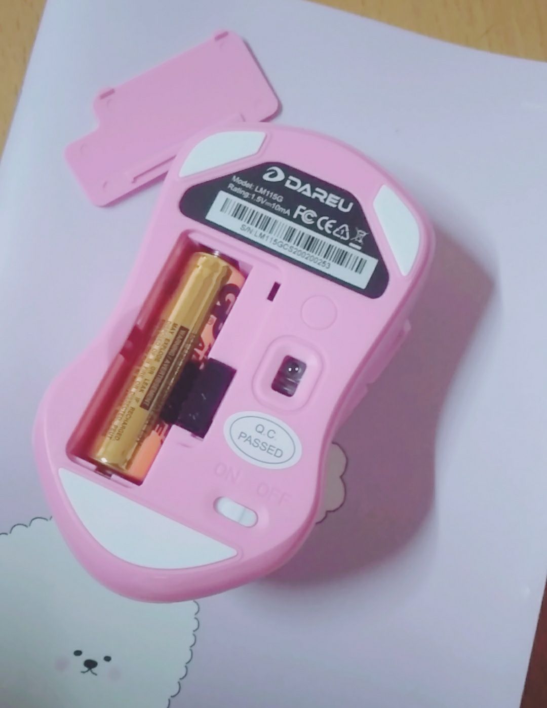 Sản phẩm nguyên hộp, nguyên mác khi giao. Chuột cừu siêu dễ thương, hình ảnh in tốt, bên hông cong lượn vào nên dễ cầm và hợp với những ai có bàn tay nhỏ như mình. Nút "trở về trang trước" hoặc "tiến tới trang sau" đều thuận tiện, chỉ có cái nút dưới con lăn là chưa biết để làm gì. Lăn chuột mượt, do nút nhấn trái phải khá cạn và nhạy nên nhiều lúc dễ nhấn nhầm cùng lúc cả hai bên. Nắp thay pin dễ mở, pin dễ lắp, nhớ tắt chuột sau khi sử dụng kẻo hao pin. Tóm lại rất ưng con chuột này!