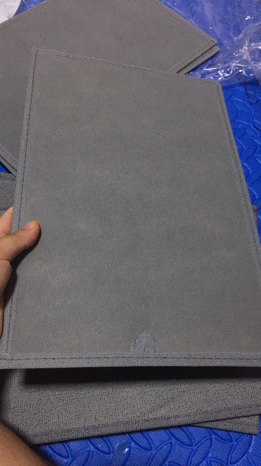 Shop đóng gói cẩn thận
Giao hàng siêu nhanh
Hộp cứng cáp. Màu sắc trang nhã. Đẹp
Có card kèm thư ngỏ cẩn thận thận
Lưu ủa kích thước hộp để mọi người dễ chọn: dài x rộng x cao là 38x25x25. 
Hộp k có nắp nhé mọi người