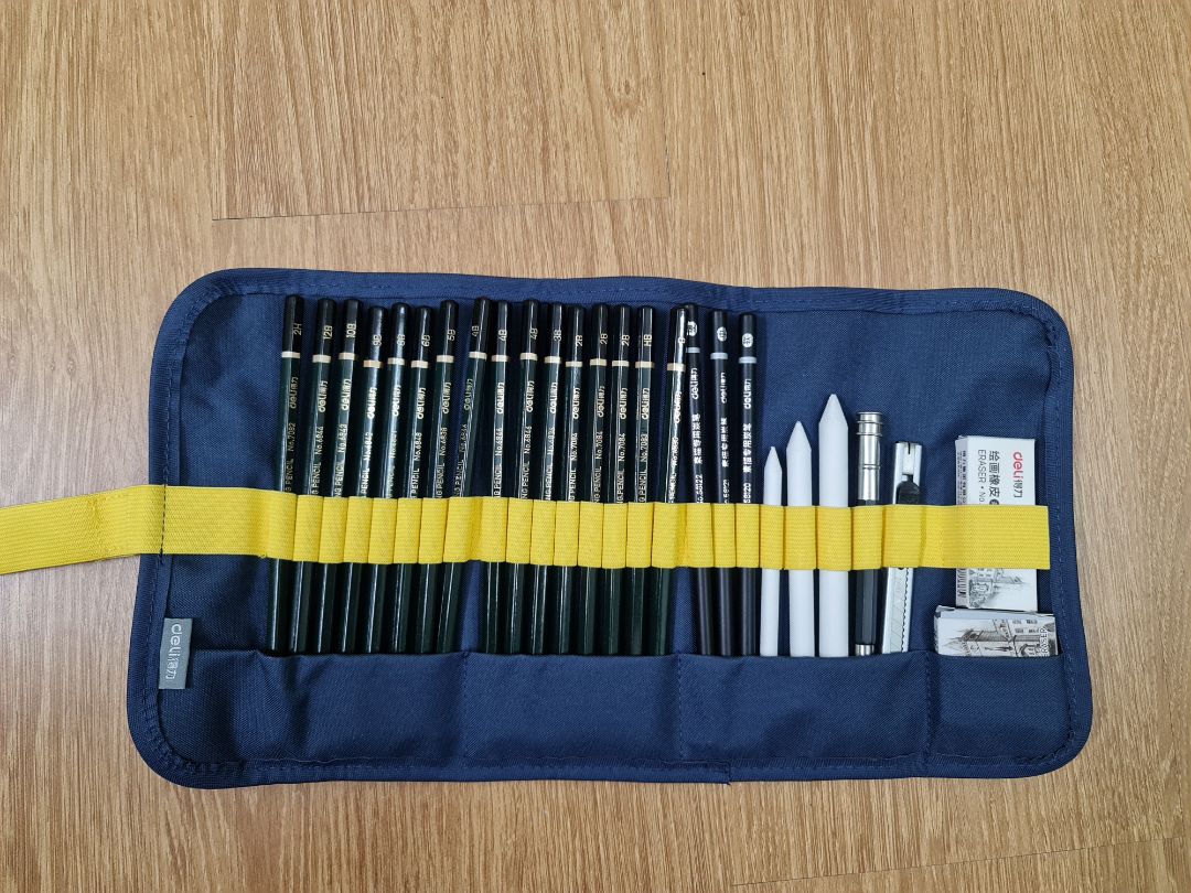 Bút chì và phụ kiện đẹp, chủng loại phong phú, tiện dụng xếp vào túi cuộn trông gọn gàng, dễ mang the người.p