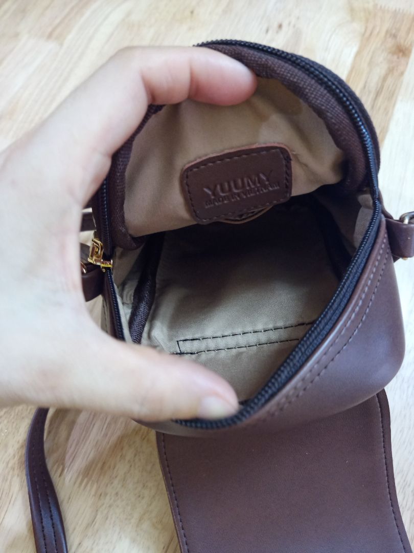 Túi đúng mẫu, đường may đẹp .Nhìn hình thì nhỏ nhưng thực tế nhận rộng nha , đựng được cả kính và ví tiền ấy . Chưa biết chất lượng da thế nào ạ nhưng trước mắt là mềm ạ .