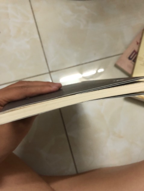 không hiểu sao lấy cái bọc nilon bọc ba cuốn sách lại đc lun , tiki dạo này đóng gói kỳ quá. sách 2021 nên bị dơ chút ít mấy trang cuối nhưng tổng quan thì ok