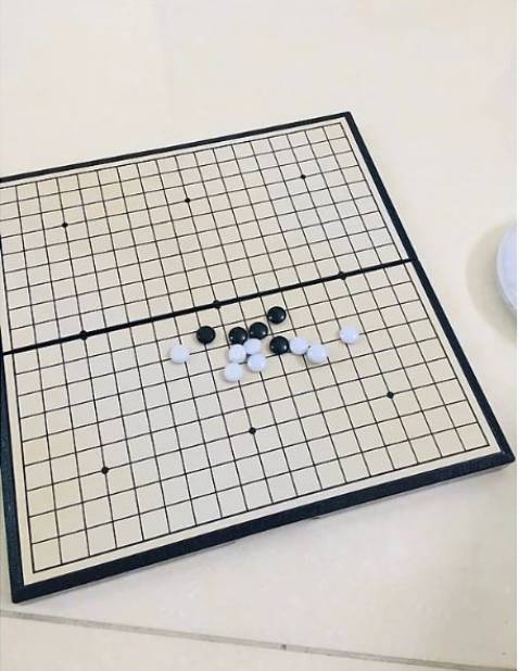 không biết chơi cờ vây, toàn chơi cờ caro thôi kkk. hàng chuẩn giống hình shop đăng