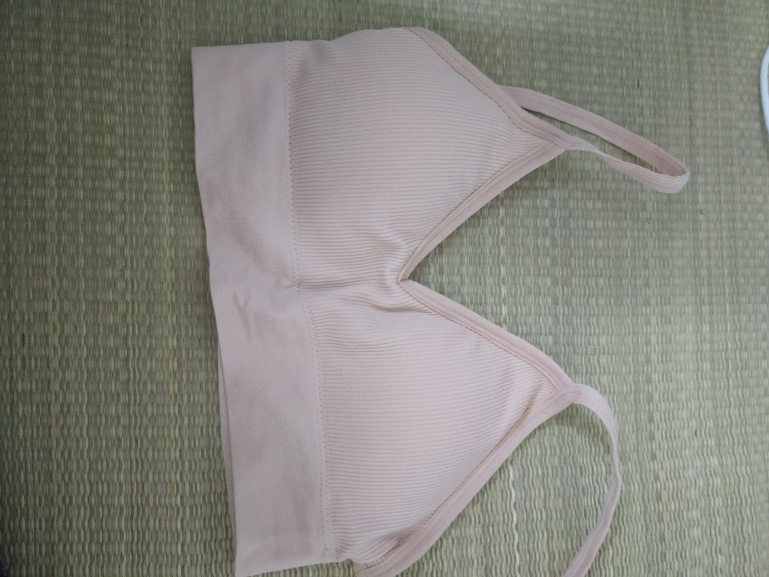 áo như hình đăng bán. mua cho các cháu mới lớn mặc được. cũng ko quá dày nhưng mình mua 2 chiếc 1 màu trắng 1 màu da thì màu trắng thấy chất thích hơn đấy. nó thun tốt hơn