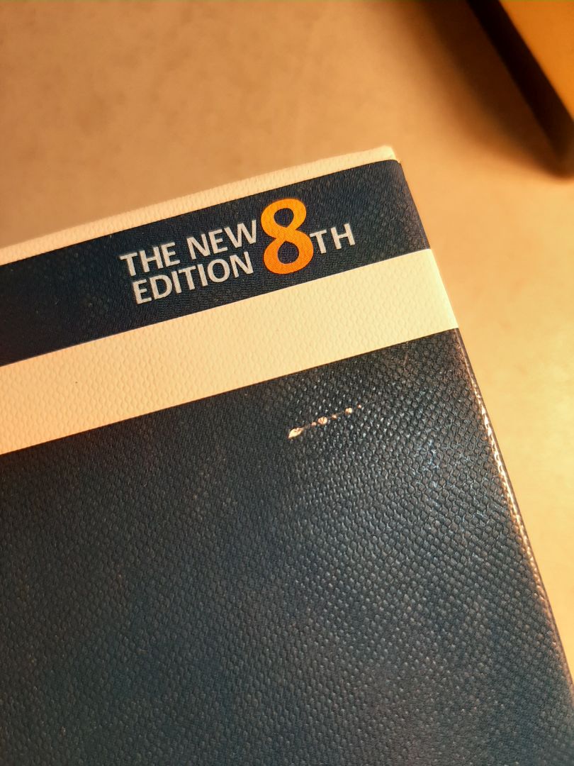 Sách về thì có bị nhăn ở góc chắc là do bên vận chuyển nên mình k đắn đo mấy, còn trên bìa có nhiều vết bụi và bên trang sách cũng vậy, còn có vết xước. Tuy nhiên bên trong rất ok, chỉ tiếc là bị méo góc với bụi bám nhiều thôi. Giao hàng rất nhanh ( 1.5 ngày đặt từ chiều 16 đến sáng 18 là có rồi) do có bụi trước sau và bên giấy , nếp gấp, vết xước nên mình đánh giá 4* còn nội dung thì xịn xò lắm