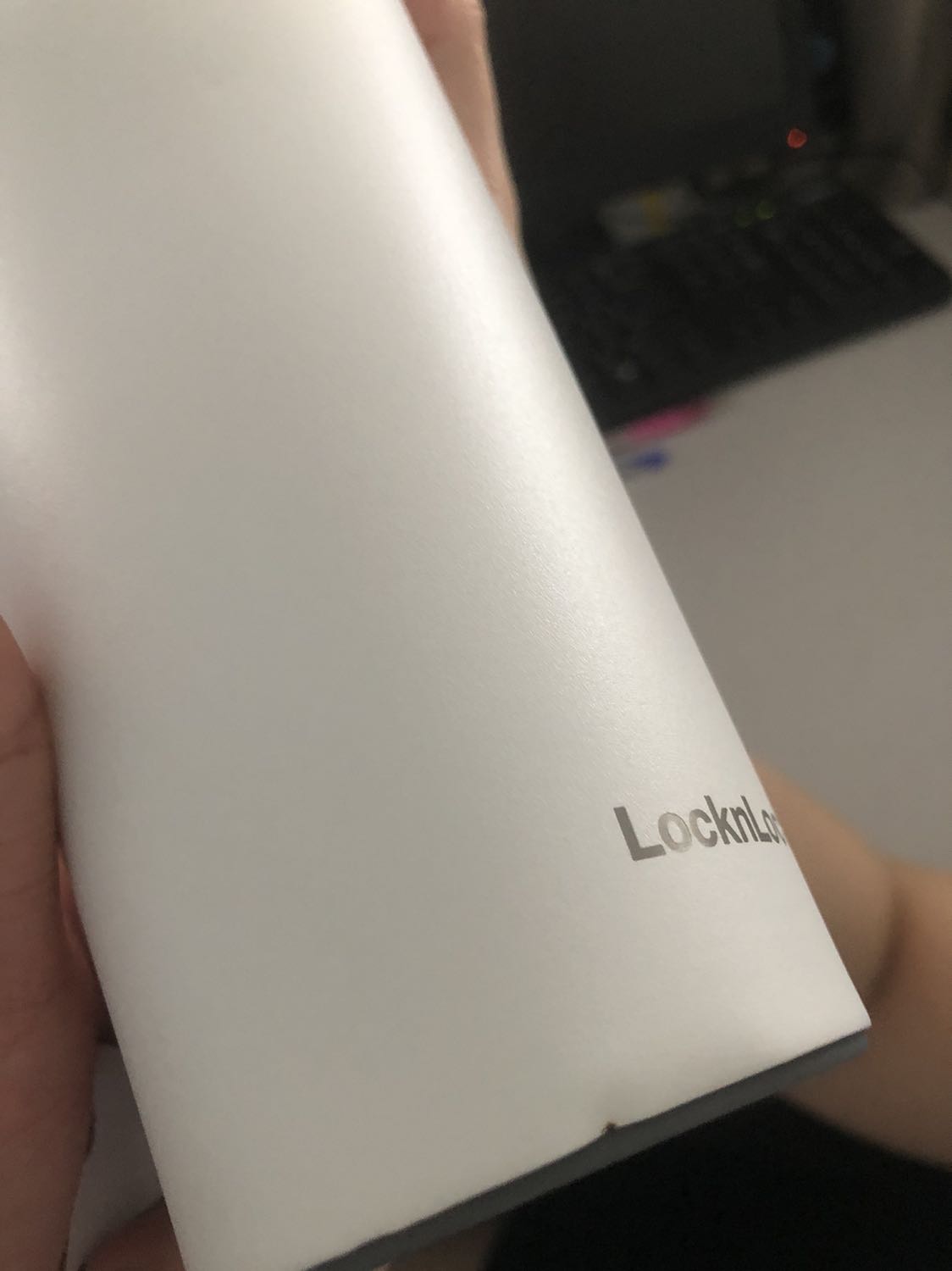 Những lần trước mua hàng ở Tiki rất yên tâm. Mùa dịch này mình đặt hàng ở Tiki nhận trễ hơn hơn dự kiến cũng khá lâu vì vận chuyển khó khăn nên không có ý kiến gì. Nhưng đợt này nhận được 2 món bị lỗi liên tục. Món hàng đầu tiên đã được Tiki thu hồi và chờ đổi. Bình nước bị móp, khuyết 1 lỗ và rỉ sét. Hi vọng Tiki phản hồi lại về việc đổi trả. Cảm ơn Tiki.